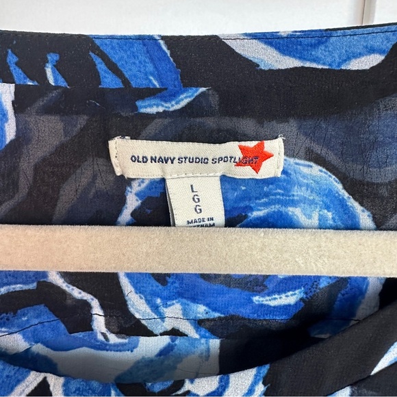 Old Navy Blue and Black Floral Blouse - Picture 4 of 5